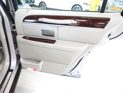 2011 Lincoln Town Car Signature Limited   - Photo 18 - Addison, IL 60101