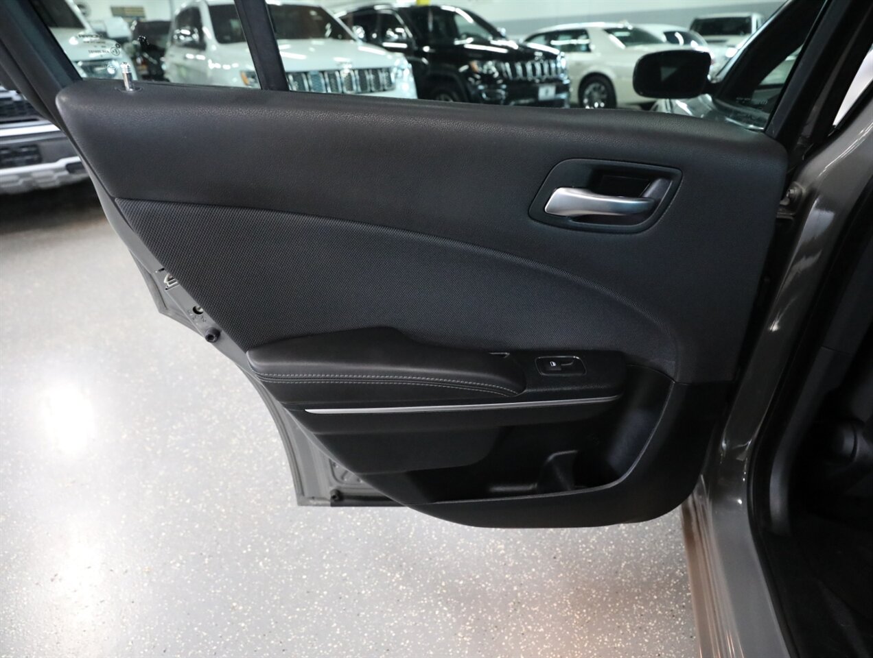 2018 Dodge Charger SXT - Photo 24 - Addison, IL 60101
