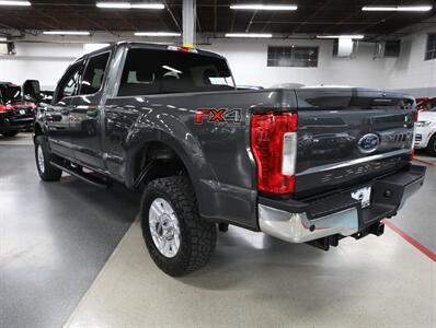 2019 Ford F-350 Super Duty XLT 4X4   - Photo 16 - Addison, IL 60101