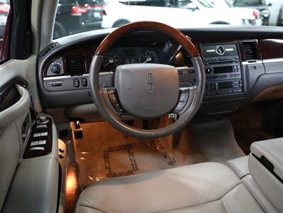 2011 Lincoln Town Car Signature Limited   - Photo 25 - Addison, IL 60101