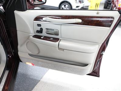 2011 Lincoln Town Car Signature Limited   - Photo 15 - Addison, IL 60101