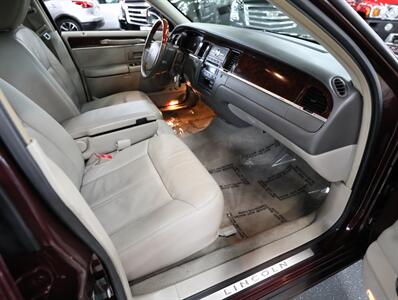 2011 Lincoln Town Car Signature Limited   - Photo 16 - Addison, IL 60101