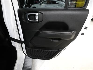 2020 Jeep Gladiator Overland   - Photo 20 - Addison, IL 60101