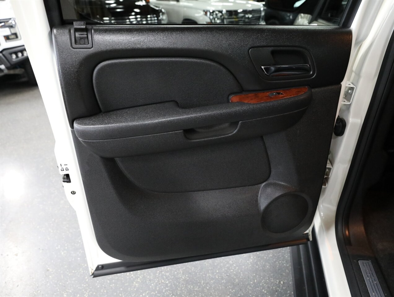 2013 Chevrolet Avalanche LTZ Black Diamond 4X4 - Photo 23 - Addison, IL 60101