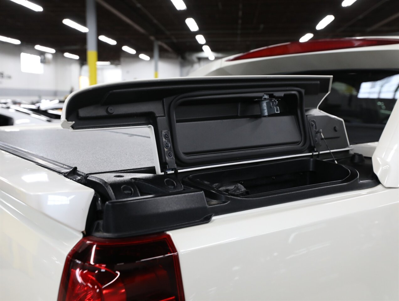 2013 Chevrolet Avalanche LTZ Black Diamond 4X4 - Photo 11 - Addison, IL 60101