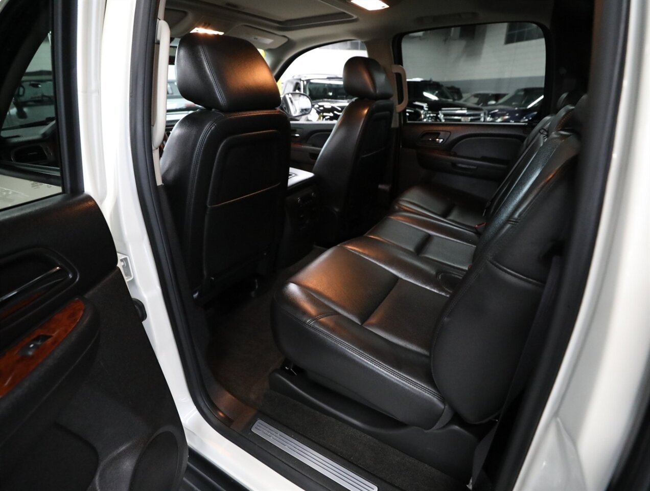 2013 Chevrolet Avalanche LTZ Black Diamond 4X4 - Photo 24 - Addison, IL 60101