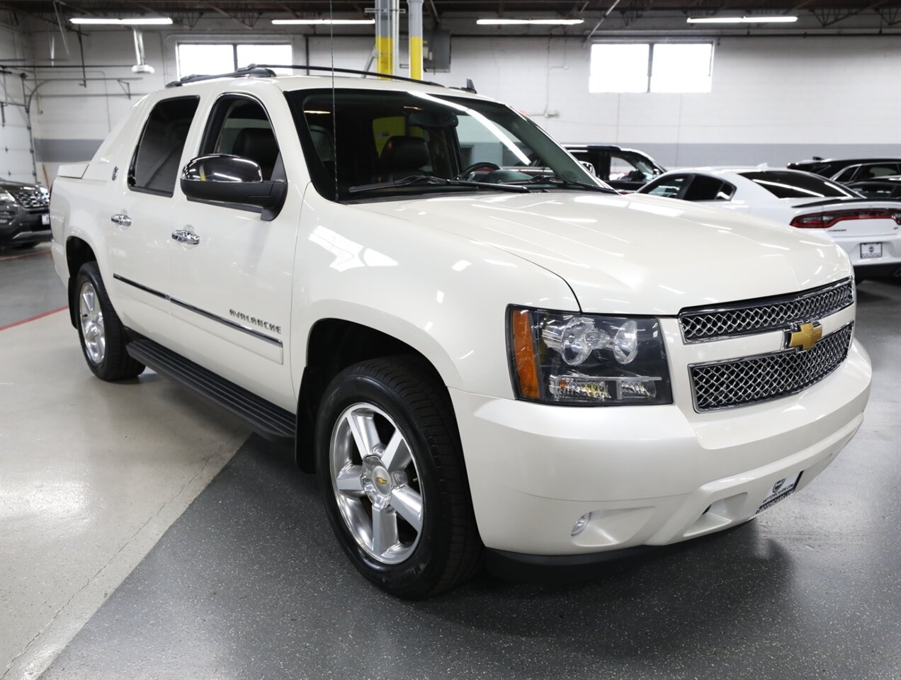 2013 Chevrolet Avalanche LTZ Black Diamond 4X4 - Photo 7 - Addison, IL 60101