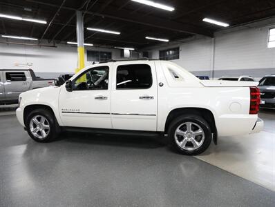 2013 Chevrolet Avalanche LTZ Black Diamond 4X4 - Photo 16 - Addison, IL 60101