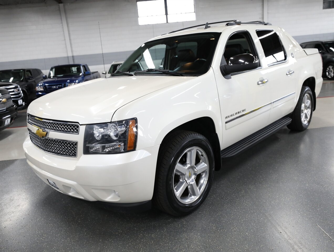 2013 Chevrolet Avalanche LTZ Black Diamond 4X4 - Photo 4 - Addison, IL 60101