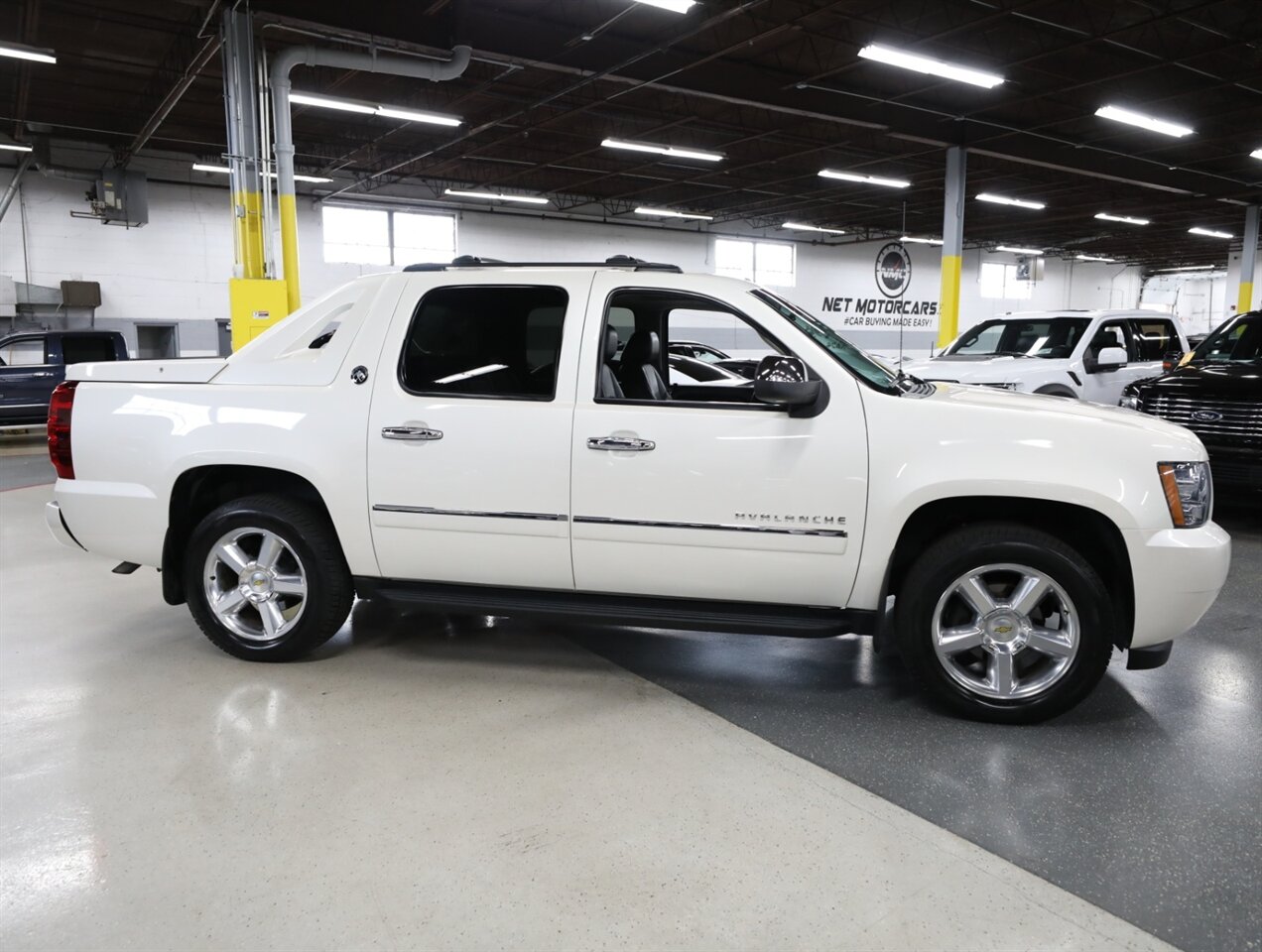 2013 Chevrolet Avalanche LTZ Black Diamond 4X4 - Photo 8 - Addison, IL 60101