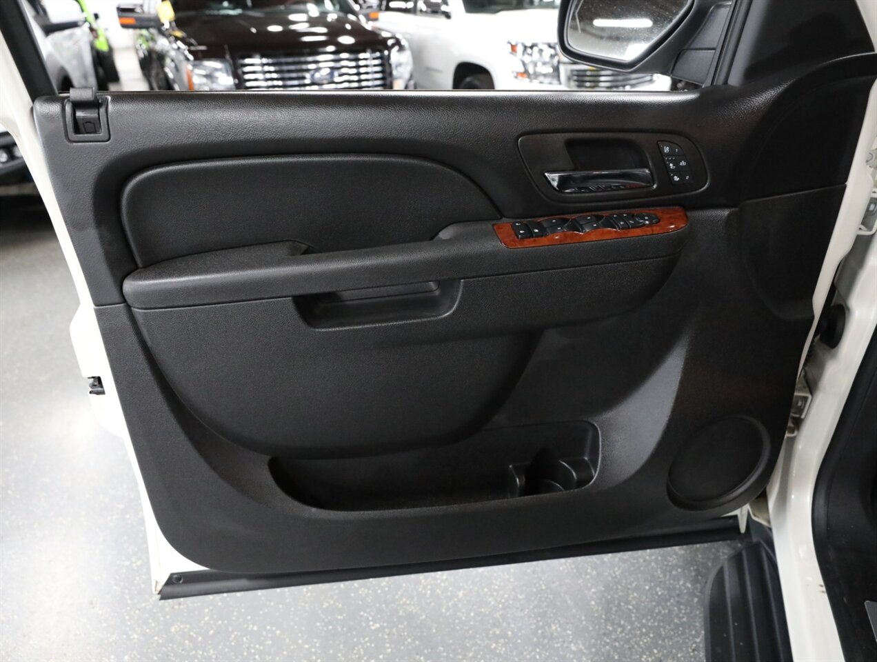 2013 Chevrolet Avalanche LTZ Black Diamond 4X4 - Photo 27 - Addison, IL 60101