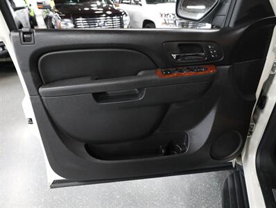2013 Chevrolet Avalanche LTZ Black Diamond 4X4 - Photo 27 - Addison, IL 60101