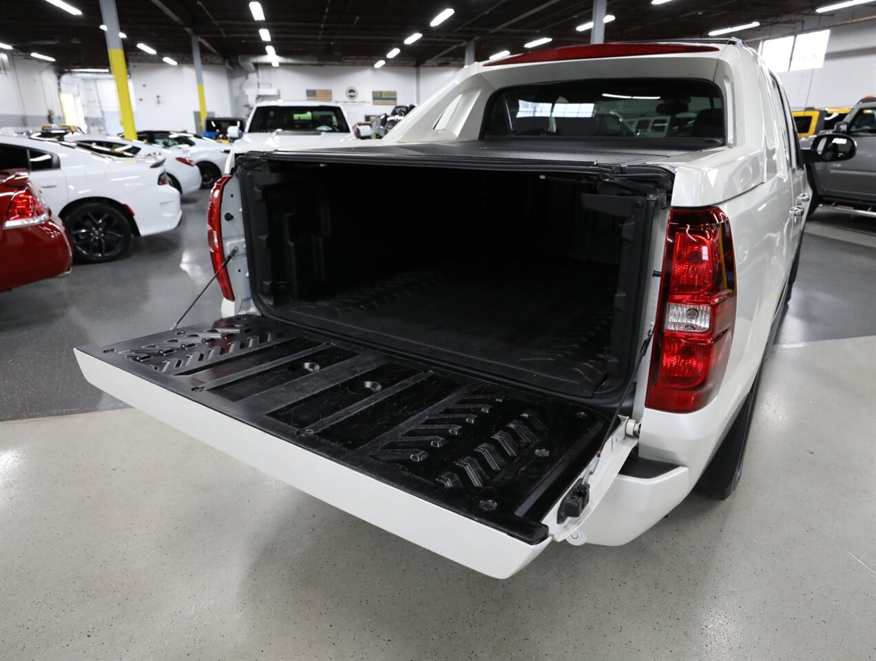 2013 Chevrolet Avalanche LTZ Black Diamond 4X4 - Photo 13 - Addison, IL 60101