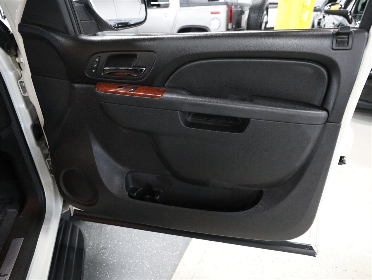 2013 Chevrolet Avalanche LTZ Black Diamond 4X4 - Photo 17 - Addison, IL 60101