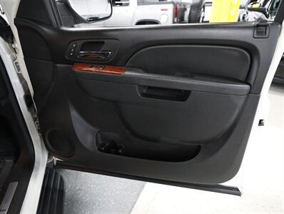 2013 Chevrolet Avalanche LTZ Black Diamond 4X4 - Photo 17 - Addison, IL 60101