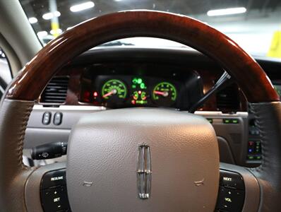 2011 Lincoln Town Car Signature Limited   - Photo 31 - Addison, IL 60101