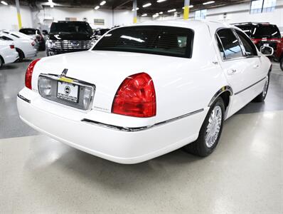 2011 Lincoln Town Car Signature Limited   - Photo 10 - Addison, IL 60101