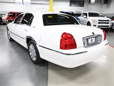 2011 Lincoln Town Car Signature Limited   - Photo 12 - Addison, IL 60101