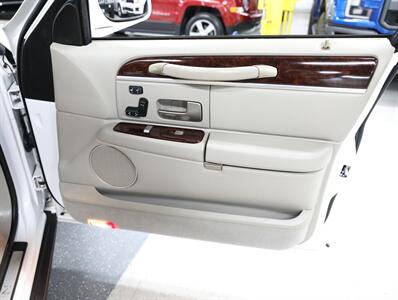 2011 Lincoln Town Car Signature Limited   - Photo 15 - Addison, IL 60101