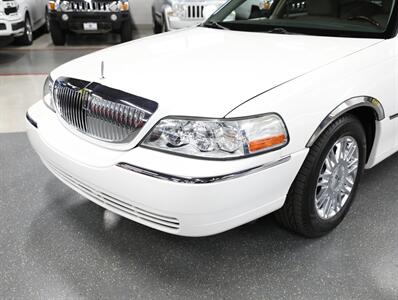 2011 Lincoln Town Car Signature Limited   - Photo 3 - Addison, IL 60101