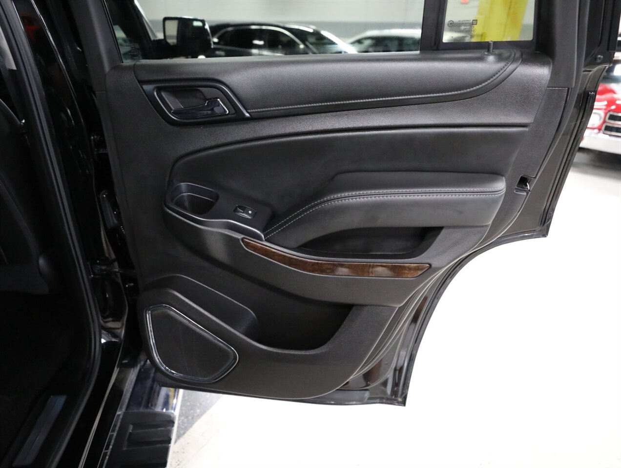 2017 Chevrolet Tahoe LT 4WD - Photo 18 - Addison, IL 60101