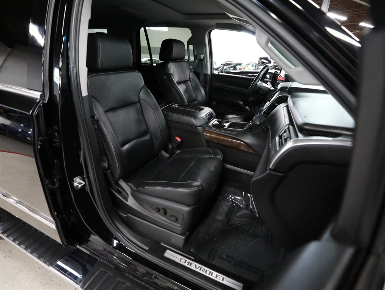 2017 Chevrolet Tahoe LT 4WD - Photo 17 - Addison, IL 60101