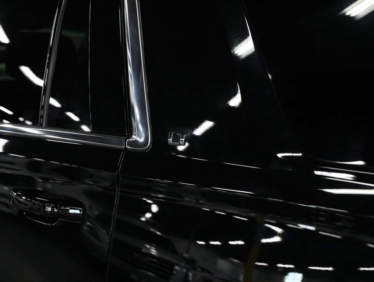 2017 Chevrolet Tahoe LT 4WD - Photo 12 - Addison, IL 60101