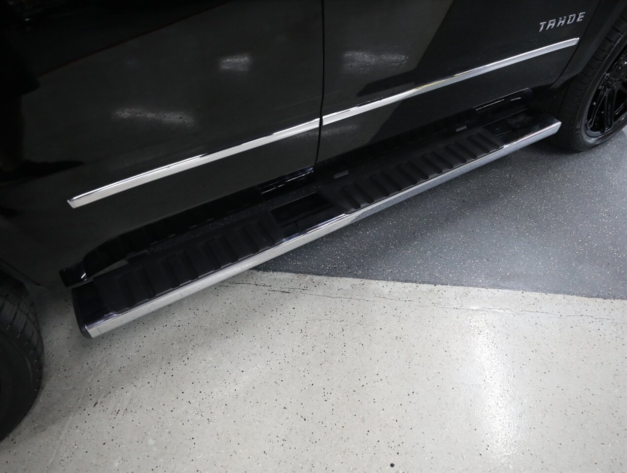 2017 Chevrolet Tahoe LT 4WD - Photo 14 - Addison, IL 60101
