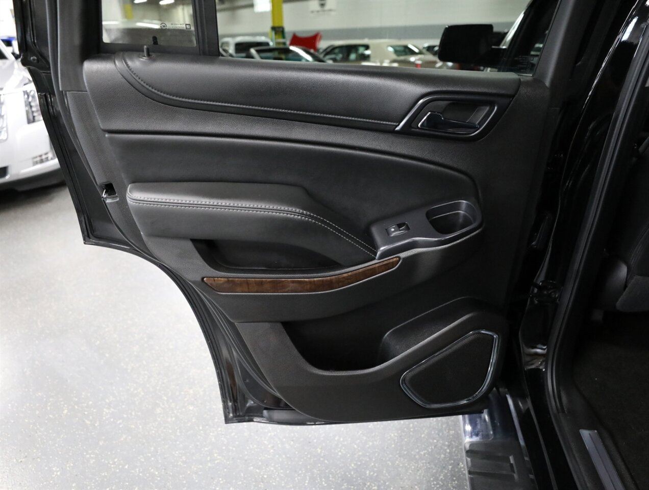 2017 Chevrolet Tahoe LT 4WD - Photo 27 - Addison, IL 60101