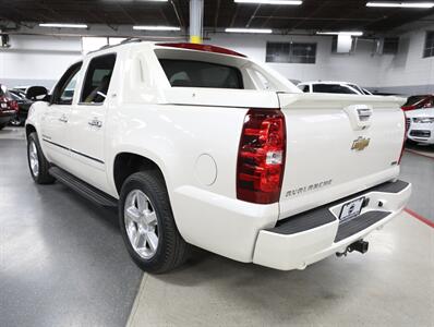 2011 Chevrolet Avalanche LTZ 4X4   - Photo 16 - Addison, IL 60101