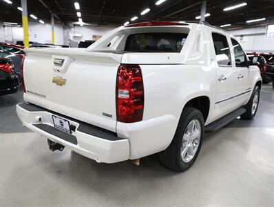 2011 Chevrolet Avalanche LTZ 4X4   - Photo 11 - Addison, IL 60101