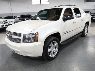 2011 Chevrolet Avalanche LTZ 4X4   - Photo 4 - Addison, IL 60101