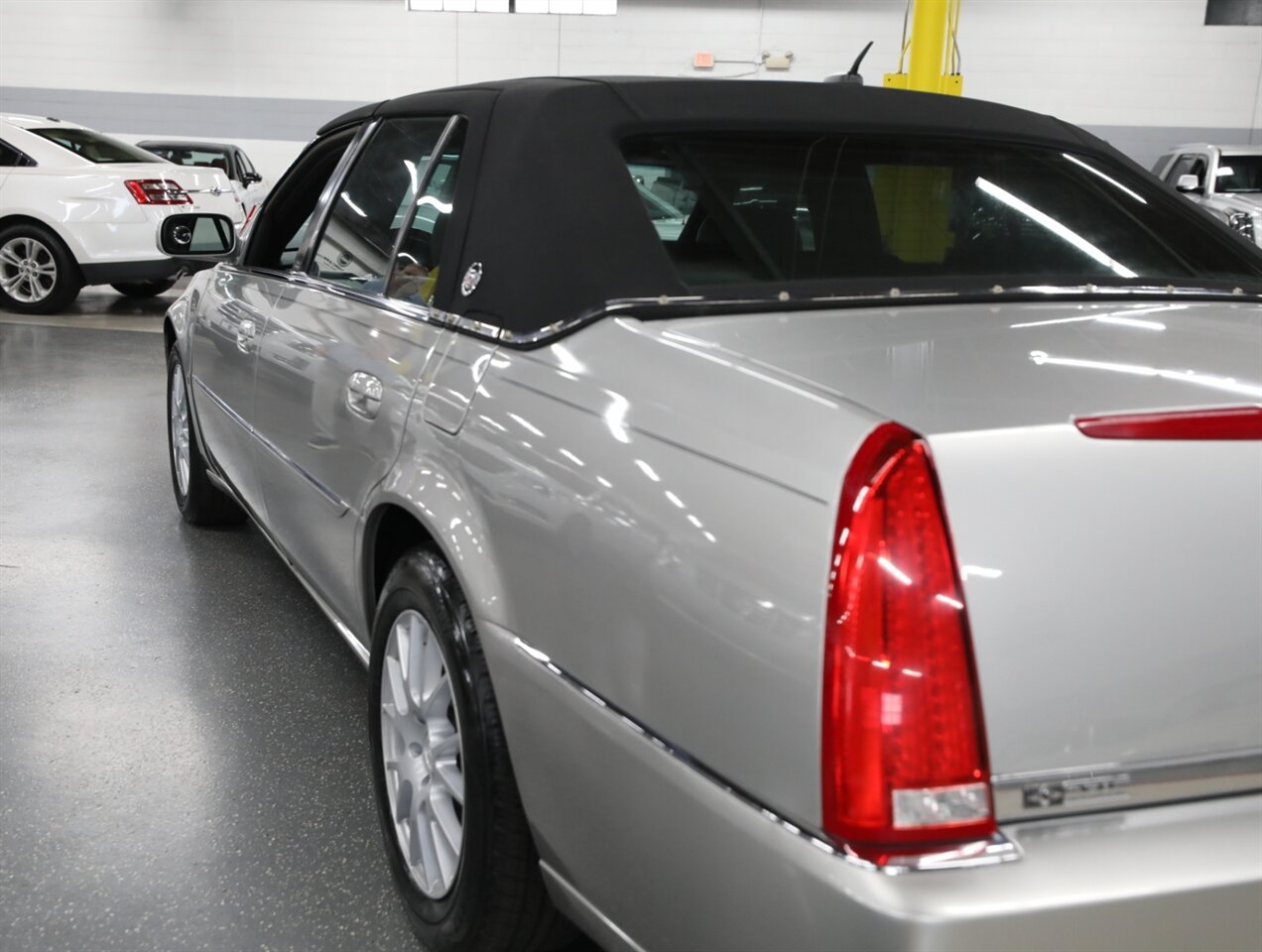 2007 Cadillac DTS Performance - Photo 16 - Addison, IL 60101