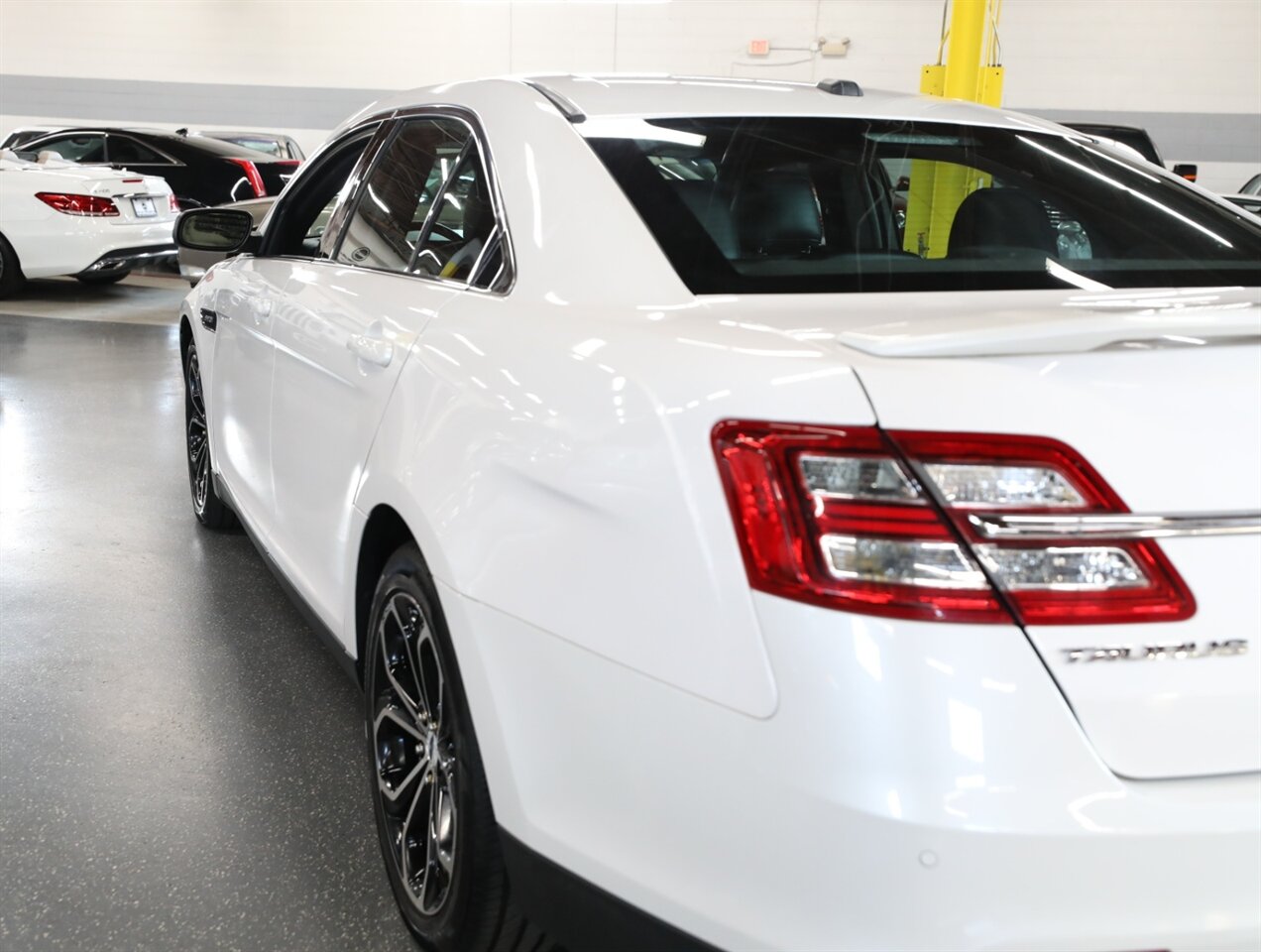 2016 Ford Taurus SHO AWD - Photo 17 - Addison, IL 60101