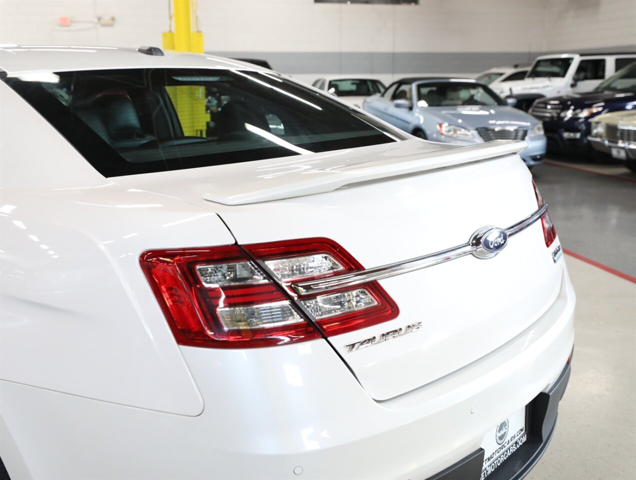 2016 Ford Taurus SHO AWD - Photo 16 - Addison, IL 60101