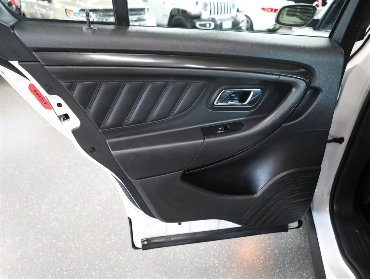 2016 Ford Taurus SHO AWD - Photo 26 - Addison, IL 60101