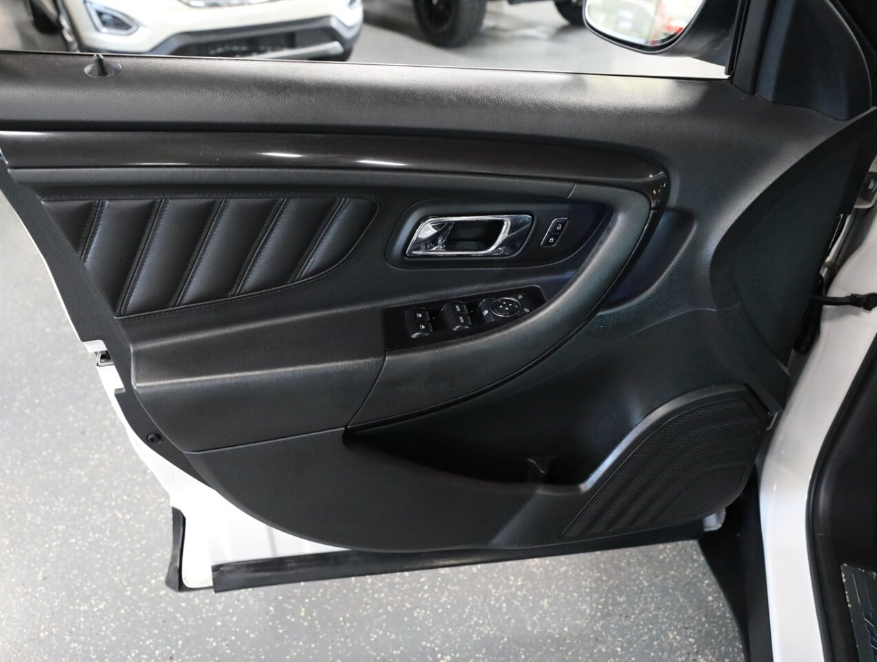 2016 Ford Taurus SHO AWD - Photo 30 - Addison, IL 60101