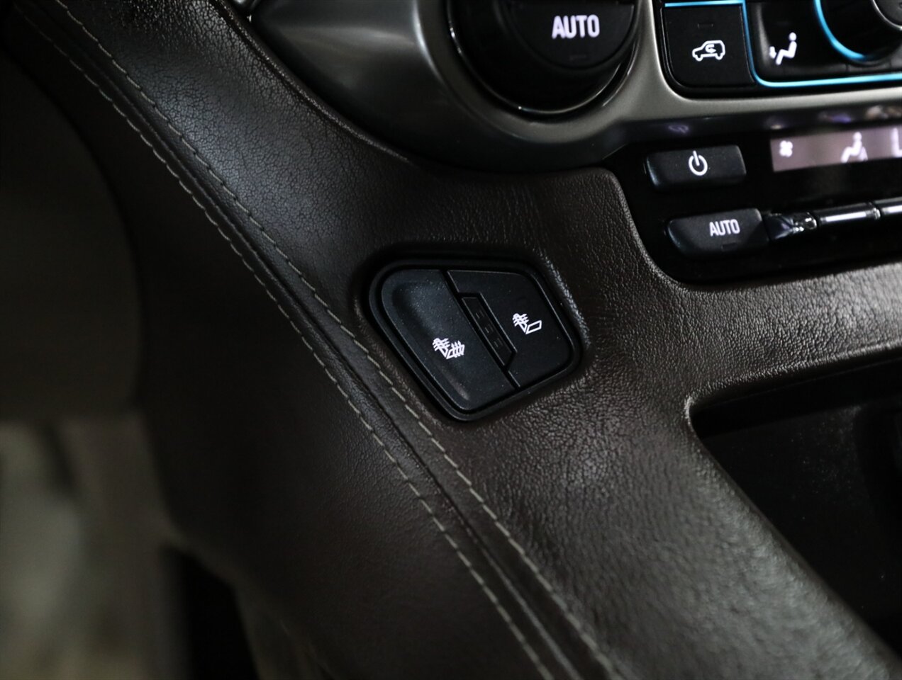 2017 Chevrolet Suburban LT 4WD - Photo 39 - Addison, IL 60101