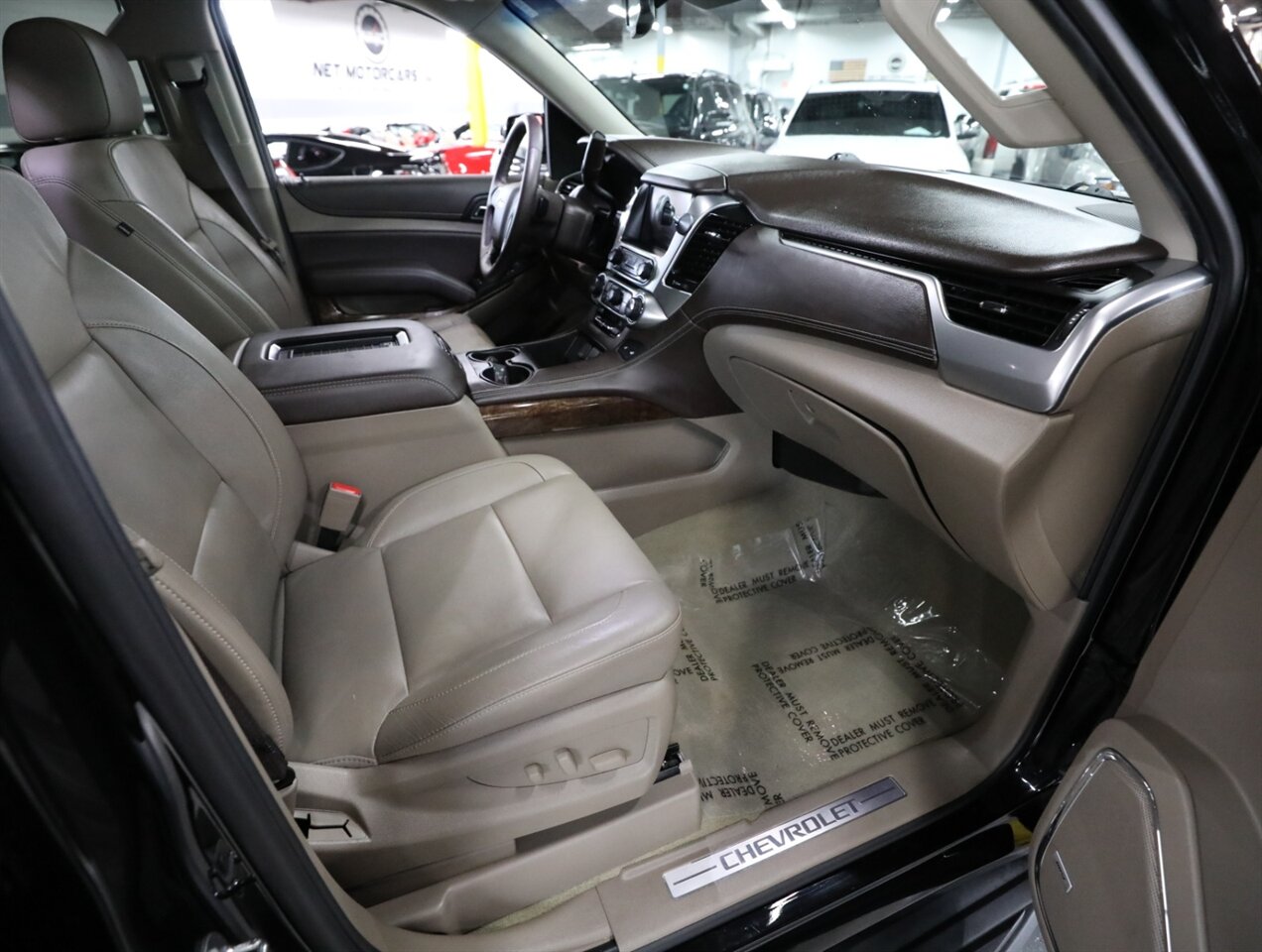 2017 Chevrolet Suburban LT 4WD - Photo 17 - Addison, IL 60101