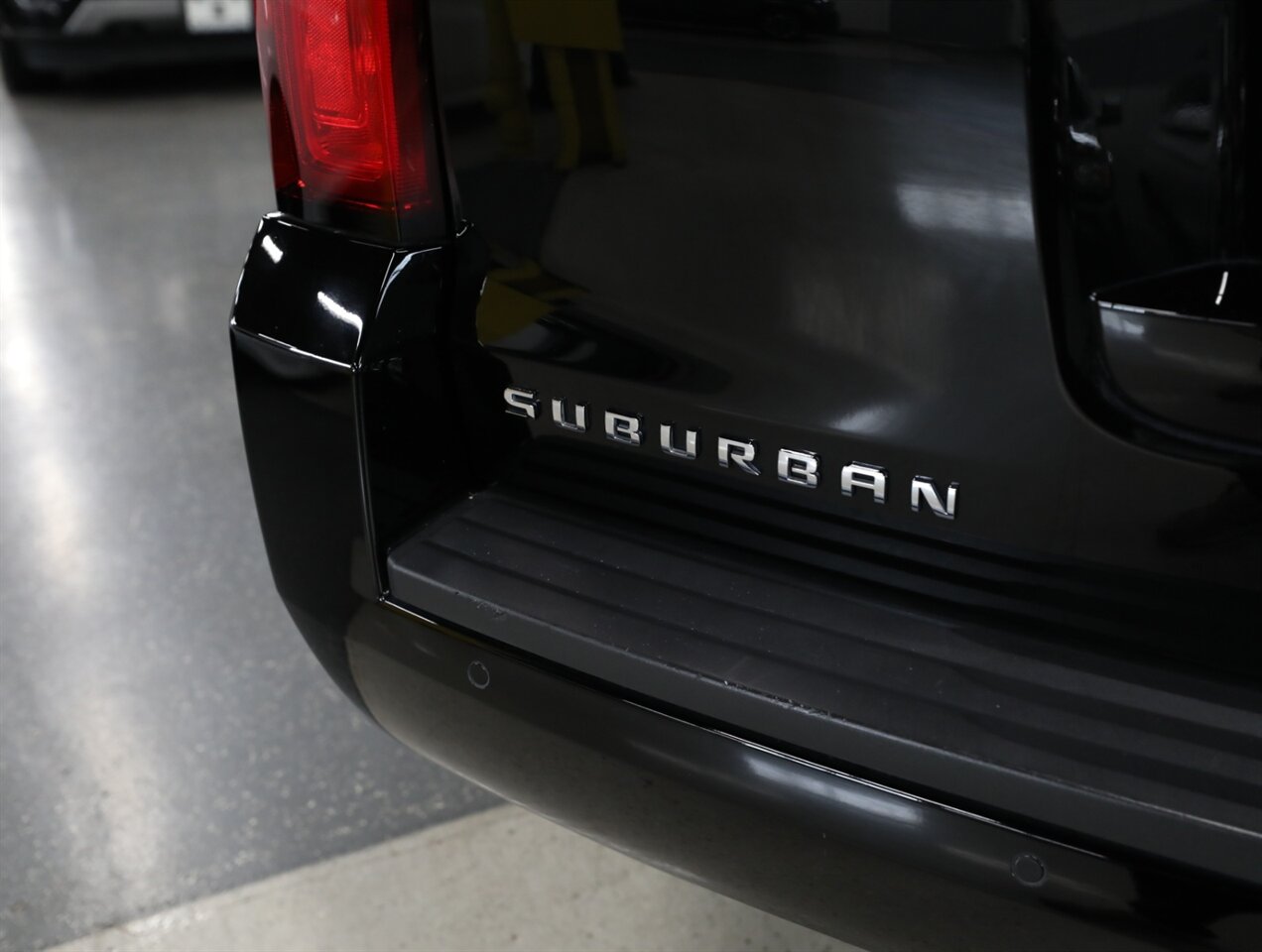 2017 Chevrolet Suburban LT 4WD - Photo 11 - Addison, IL 60101
