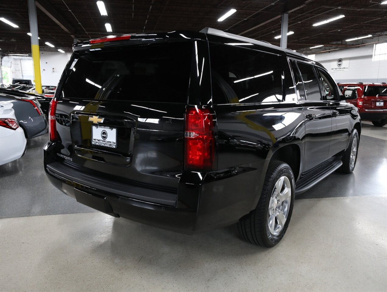 2017 Chevrolet Suburban LT 4WD - Photo 9 - Addison, IL 60101