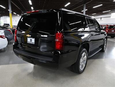 2017 Chevrolet Suburban LT 4WD   - Photo 9 - Addison, IL 60101