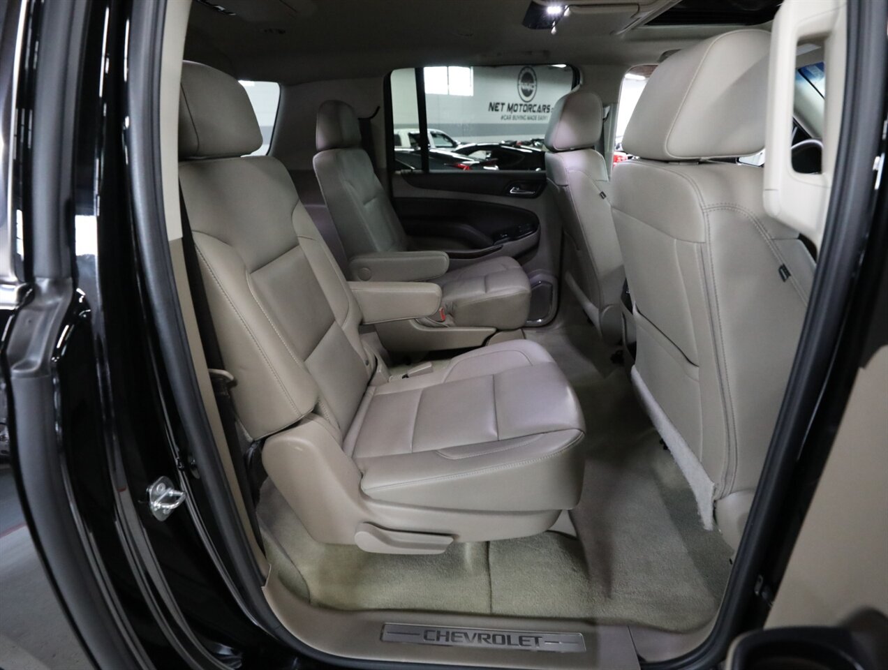 2017 Chevrolet Suburban LT 4WD - Photo 21 - Addison, IL 60101