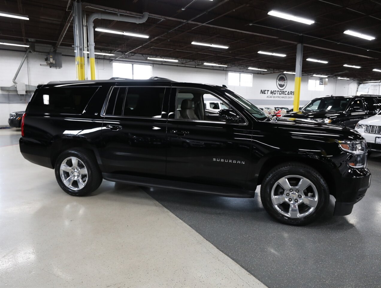 2017 Chevrolet Suburban LT 4WD - Photo 8 - Addison, IL 60101