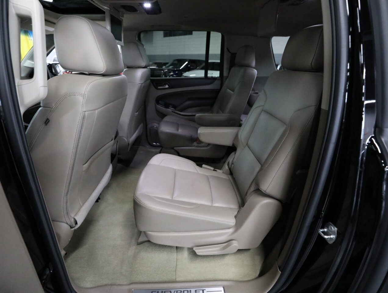 2017 Chevrolet Suburban LT 4WD - Photo 30 - Addison, IL 60101