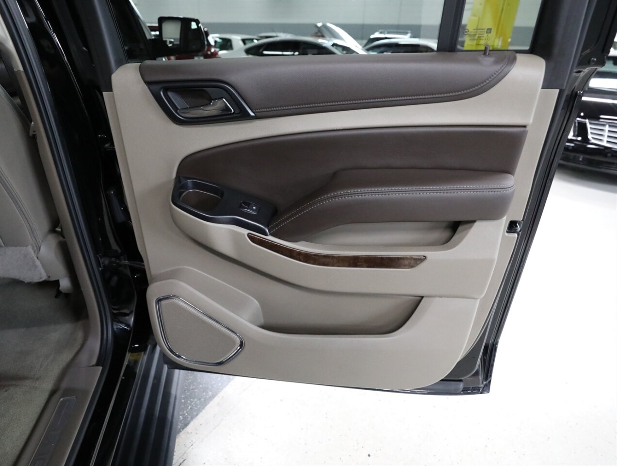 2017 Chevrolet Suburban LT 4WD - Photo 19 - Addison, IL 60101