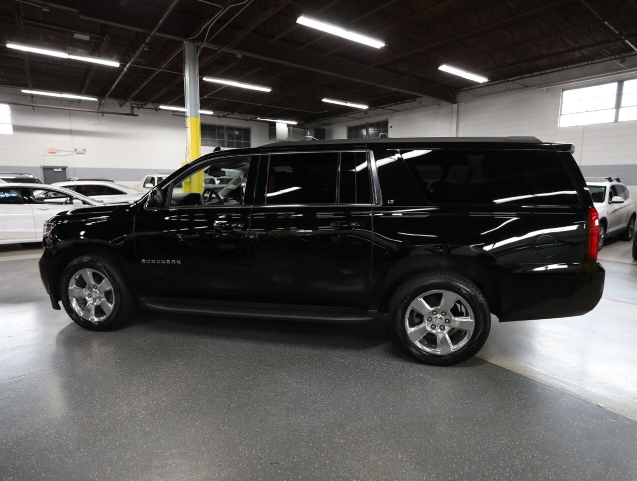 2017 Chevrolet Suburban LT 4WD - Photo 15 - Addison, IL 60101