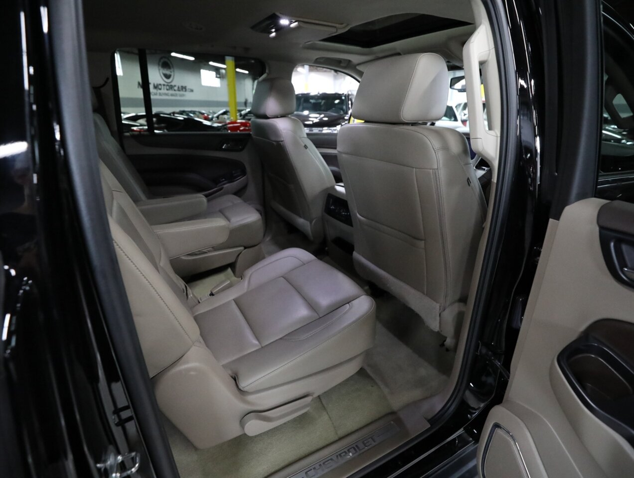 2017 Chevrolet Suburban LT 4WD - Photo 20 - Addison, IL 60101