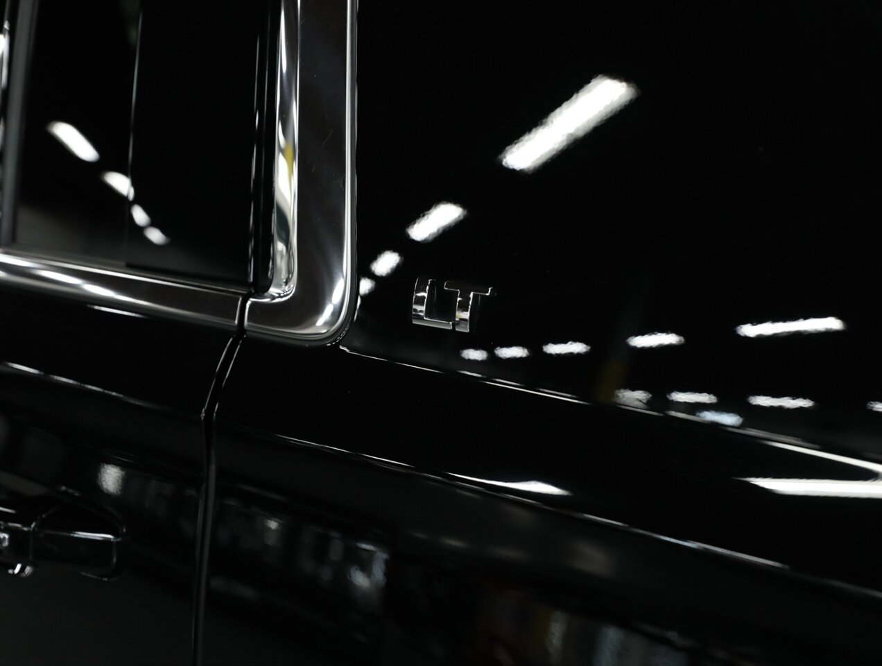 2017 Chevrolet Suburban LT 4WD - Photo 14 - Addison, IL 60101