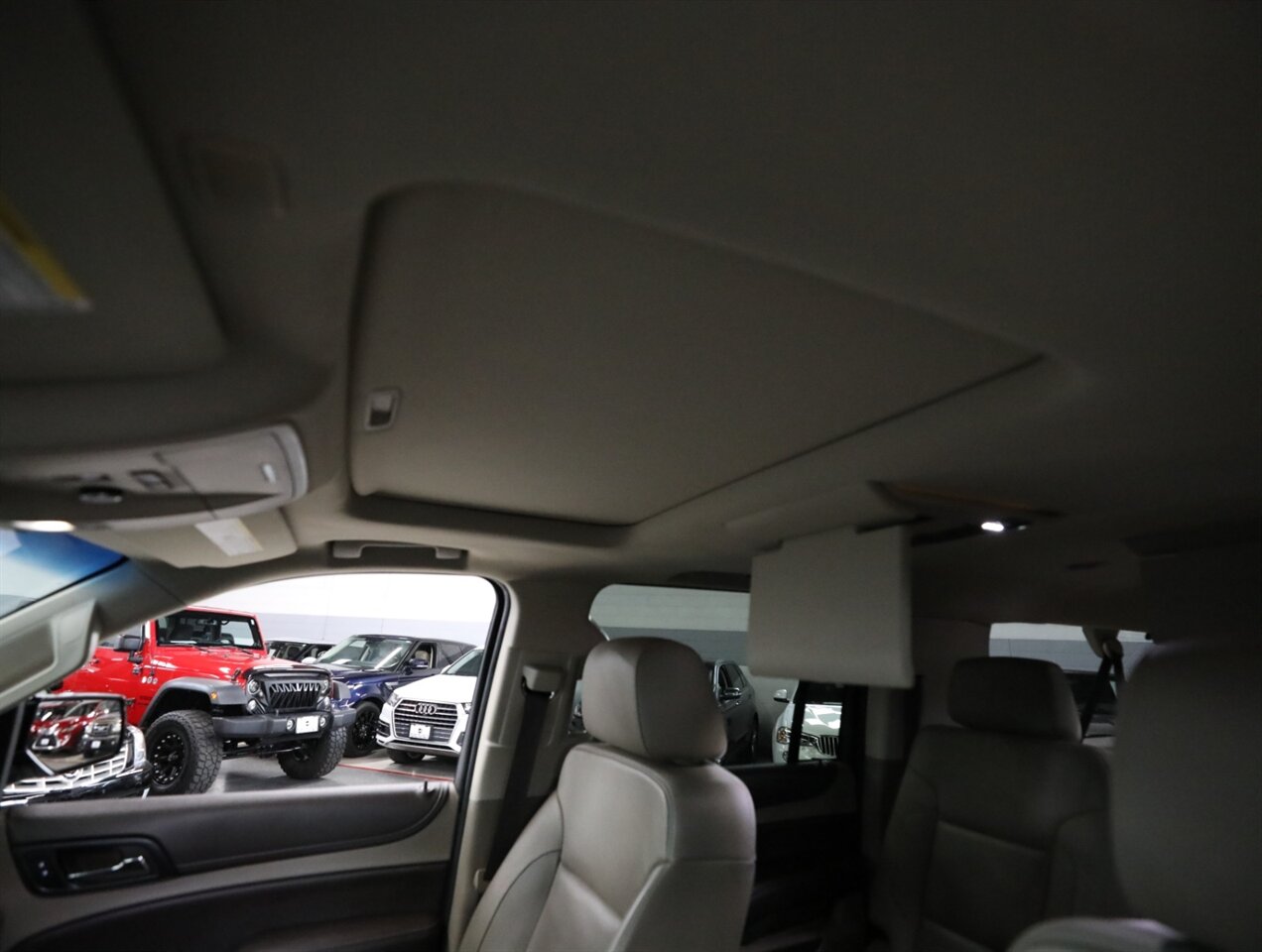 2017 Chevrolet Suburban LT 4WD - Photo 37 - Addison, IL 60101